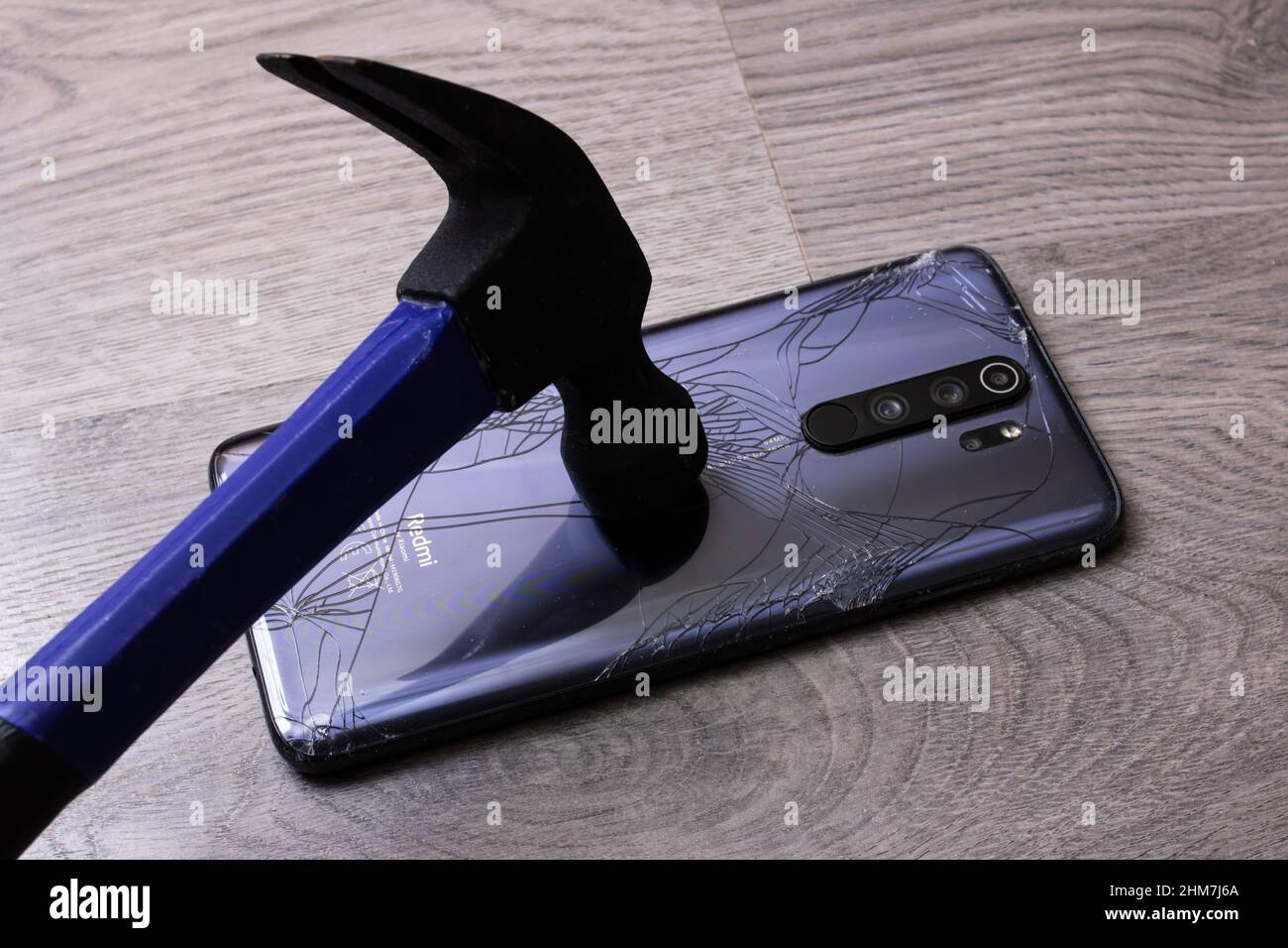 Belarus, Novopolotsk - 19 januay, 2022: Hammer cassures xiaomi téléphone cache de près Banque D'Images