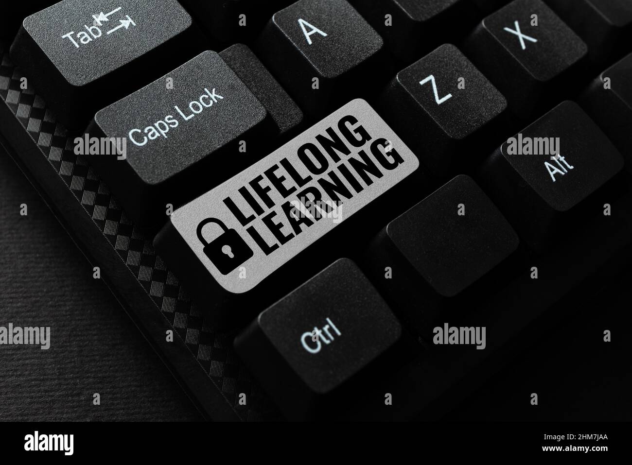 Légende conceptuelle éducation et formation tout au long de la vie. Concept d'entreprise recherche de connaissances pour des raisons personnelles ou professionnelles en tapant des notes de rappel quotidiennes, création Banque D'Images