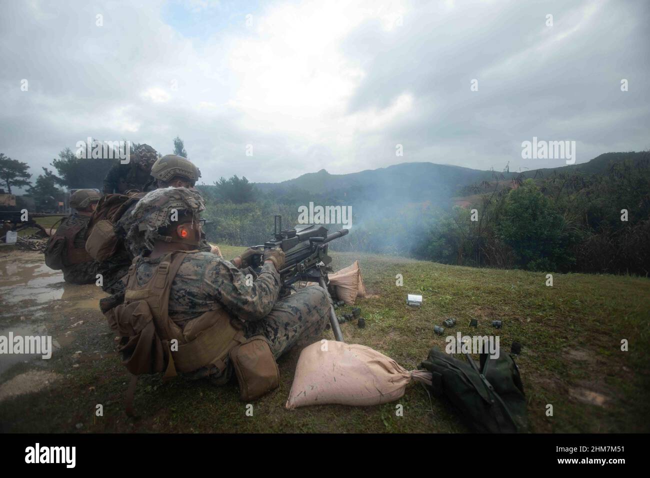 Une marine américaine, avec 1st Bataillon, 3D Marines, 3D Marine Division, tire une mitrailleuse à grenade Mark de 19 40 mm lors d'une aire de tir à Okinawa, au Japon, le 3 février 2022. 1/3 a exécuté une aire de maintien en terre d'armes et de fusées d'équipage pour maintenir l'état de préparation aux opérations expéditionnaires dans les environnements contestés. 1/3 est déployé dans l'Indo-Pacifique sous 4th Marines dans le cadre du Programme de déploiement de l'unité. (É.-U. Photo du corps marin par Sgt. Micha Pierce) Banque D'Images