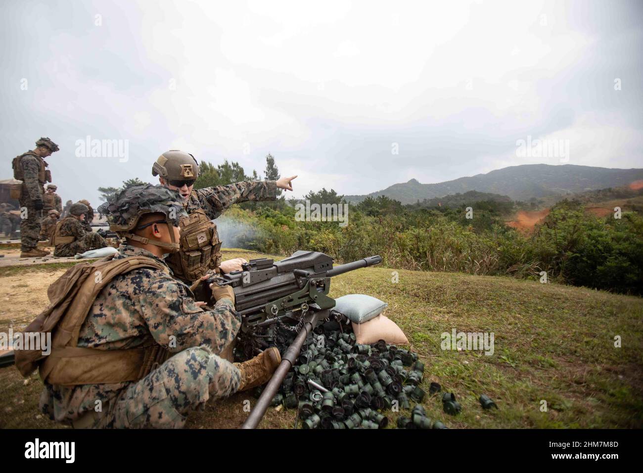 Les Marines des États-Unis avec 1st Bataillon, 3D Marines, 3D Marine Division, se préparent à tirer une mitrailleuse à grenade Mark de 19 40 mm lors d'une aire de tir à Okinawa, au Japon, le 2 février 2022. 1/3 a exécuté une aire de maintien en terre d'armes et de fusées d'équipage pour maintenir l'état de préparation aux opérations expéditionnaires dans les environnements contestés. 1/3 est déployé dans l'Indo-Pacifique sous 4th Marines dans le cadre du Programme de déploiement de l'unité. (É.-U. Photo du corps marin par Sgt. Micha Pierce) Banque D'Images