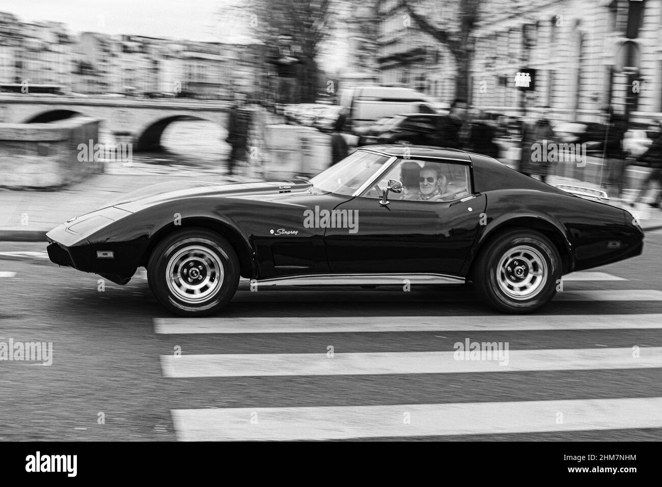 Prise de vue en niveaux de gris du classique Stingray de Chevrolet pendant la dérive de l'exposition Banque D'Images