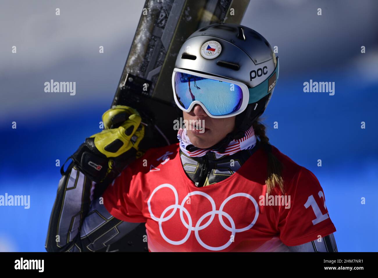 Zhangjiakou, Chine. 08th févr. 2022. La snowboardeuse tchèque Ester Ledecka assiste aux qualifications de slalom géant féminin au centre national de ski de Zhangjiakou, en Chine, le 8 février 2022, lors des Jeux olympiques d'hiver de 2022. Crédit : Roman Vondrous/CTK photo/Alay Live News Banque D'Images