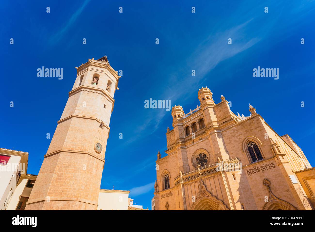 Vue à angle bas des principaux monuments de Castellón de la Plana, de la cathédrale Santa Maria et du clocher « el Fadrí » depuis l'hôtel de ville Banque D'Images