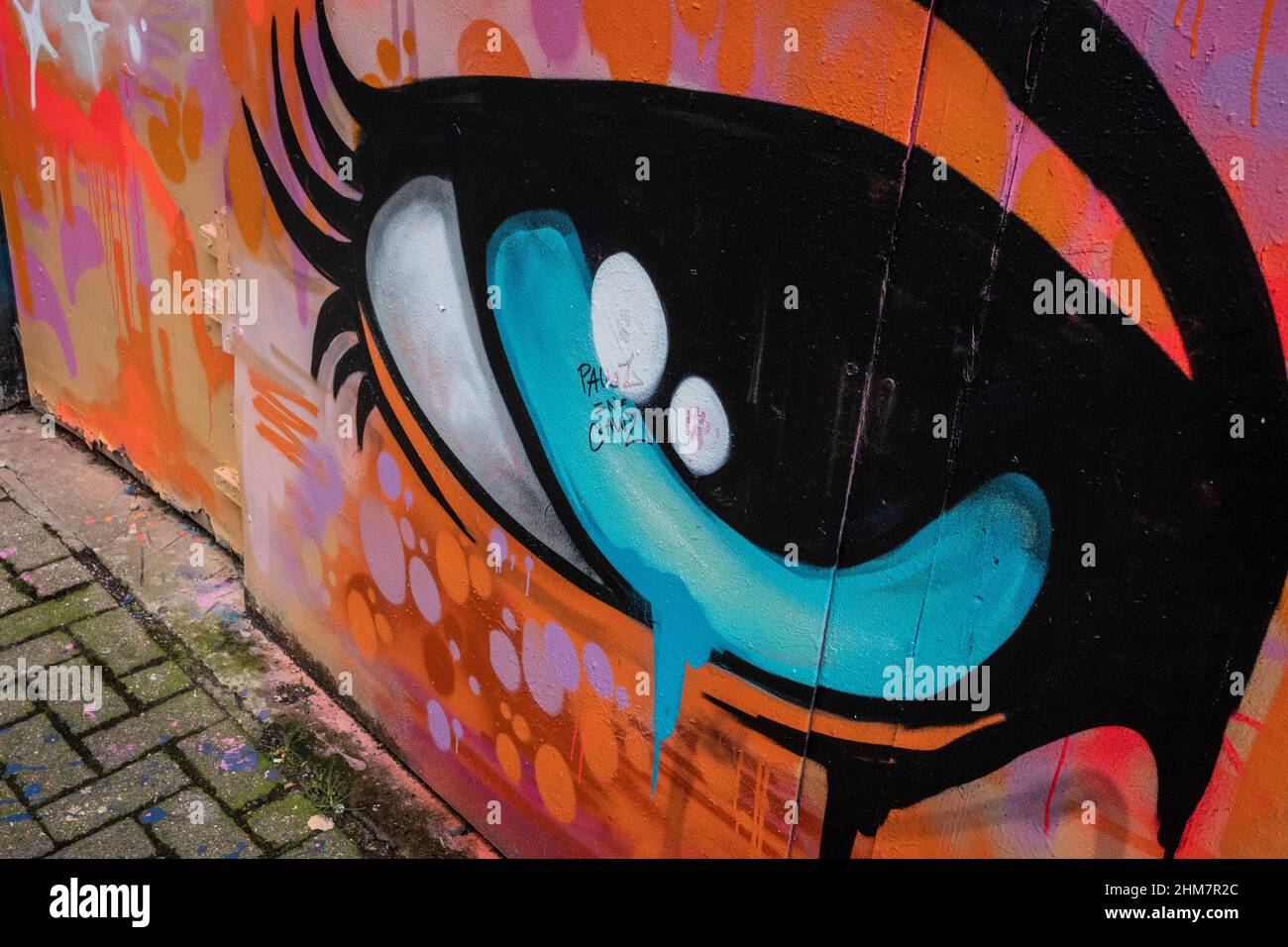 Détail d'un graffiti avec un œil de peinture. Art de rue/Graffiti Banque D'Images