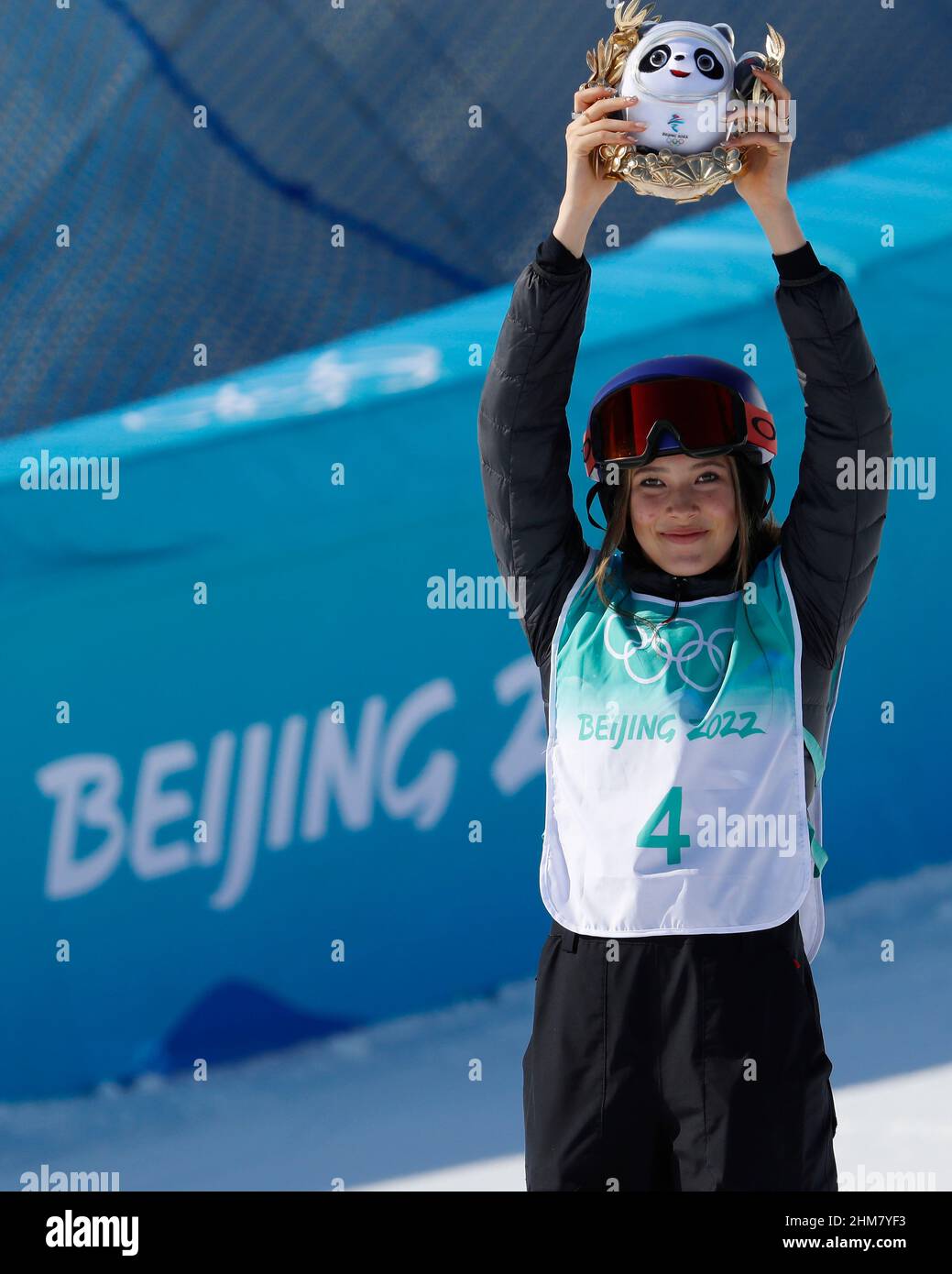 Pékin, Hebei, Chine. Pékin, Hebei, Chine. 8th févr. 2022. Eileen Gu (CHN), médaillée d'or, célèbre sur le podium lors de la finale grand air des femmes de ski acrobatique lors des Jeux Olympiques d'hiver de Beijing 2022 à Big Air Shougang. (Credit image: © David G. McIntyre/ZUMA Press Wire) Credit: ZUMA Press, Inc./Alay Live News Credit: ZUMA Press, Inc./Alay Live News Banque D'Images