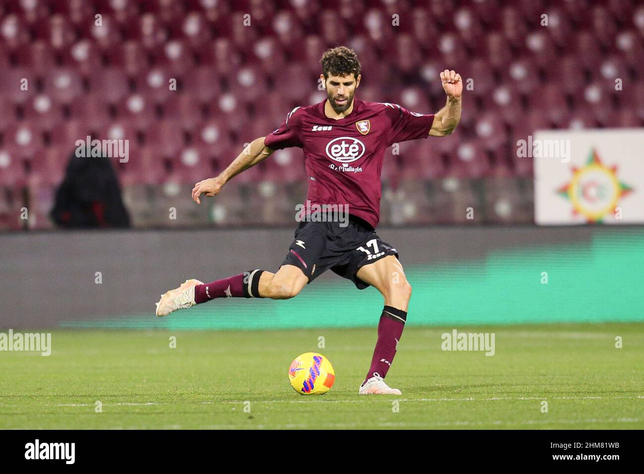 Le défenseur argentin de Salernitana, Federico Fazio, contrôle le ballon lors du match de football de la série A entre Salernitana et Spezia au stade Arechi de Salerne, dans le sud de l'Italie, le 7 février 2021. Banque D'Images