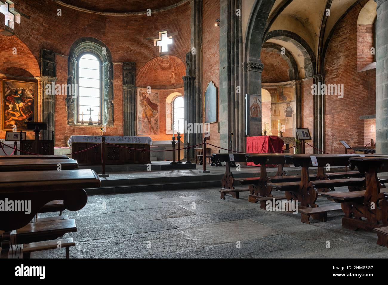 Vue intérieure de Sacra di San Michele, magnifique abbaye antique de Val di Susa. Province de Turin, région du Piémont, Italie. Banque D'Images