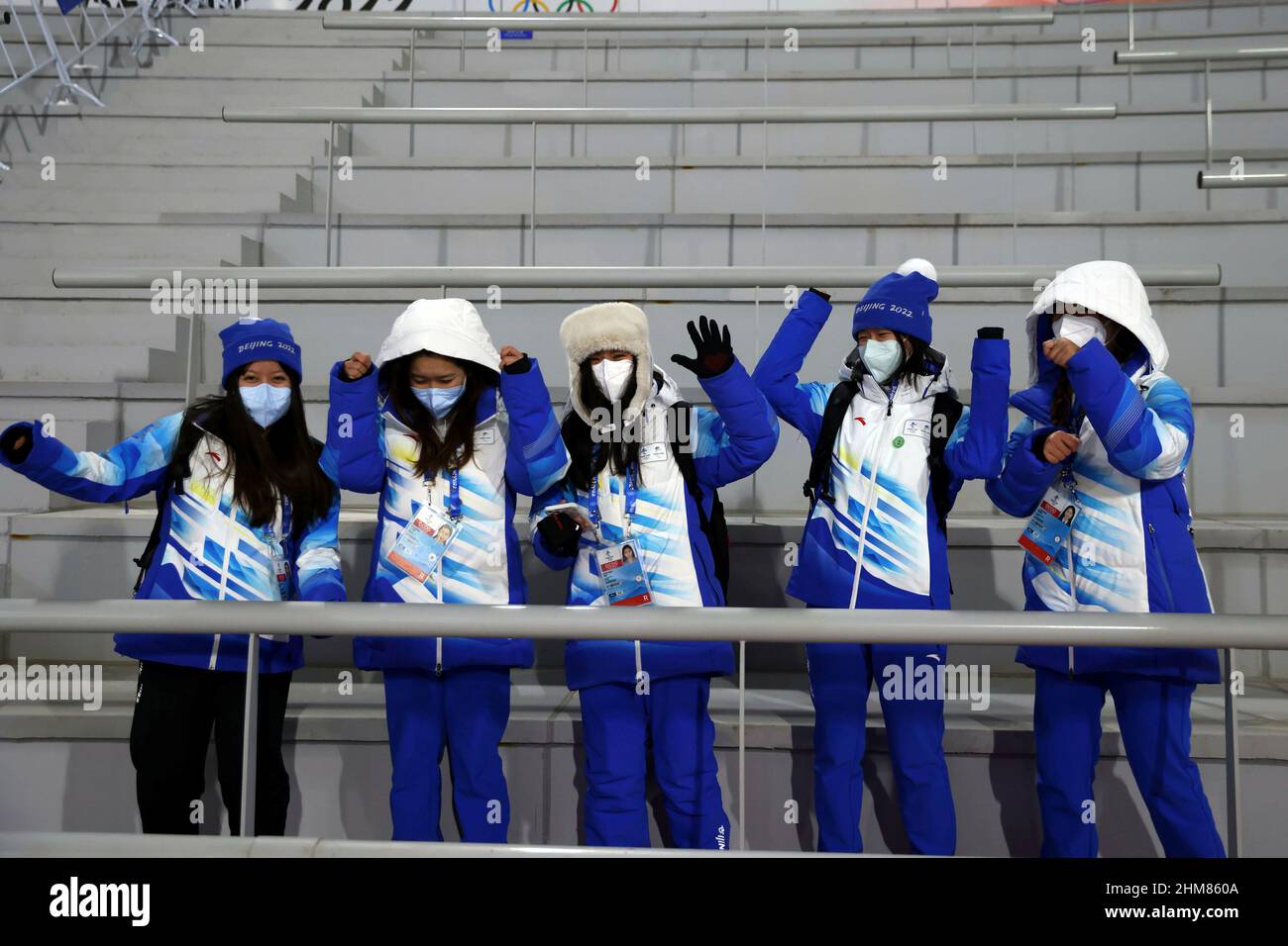 Local, volontaires, jeunes femmes chinoises 6 FÉVRIER 2022 - saut à ski : finale de colline normale pour hommes lors des Jeux Olympiques d'hiver de Beijing 2022 au Centre national de saut à ski de Zhangjiakou, Hebei, Chine. Jeux olympiques d'hiver de 24th Beijing 2022 à Beijing de 04,02.-20.02.2022. PAS DE VENTES HORS ALLEMAGNE ! Photo: Makoto Takahashi/AFLO via Sven Simon Fotoagentur GmbH & Co. Pressefoto KG # Prinzess-Luise-Str 41 # 45479 M uelheim/R uhr # Tél 0208/9413250 # Fax. 0208/9413260 # compte 244 293 433 # GLSB arrivée # compte 4030 025 100 # BLZ 430 609 67 # e-mail: svensimon@t-online.de # www.s Banque D'Images