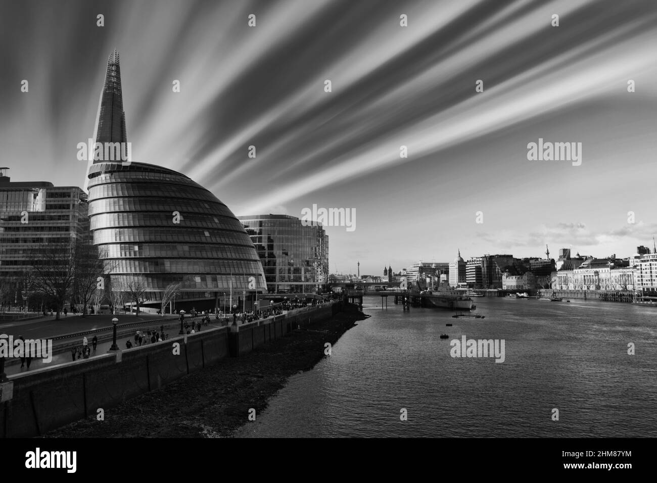 Image en noir et blanc du pont de la tour, en regardant vers le bas de la tamise, avec le châle sur la gauche Banque D'Images