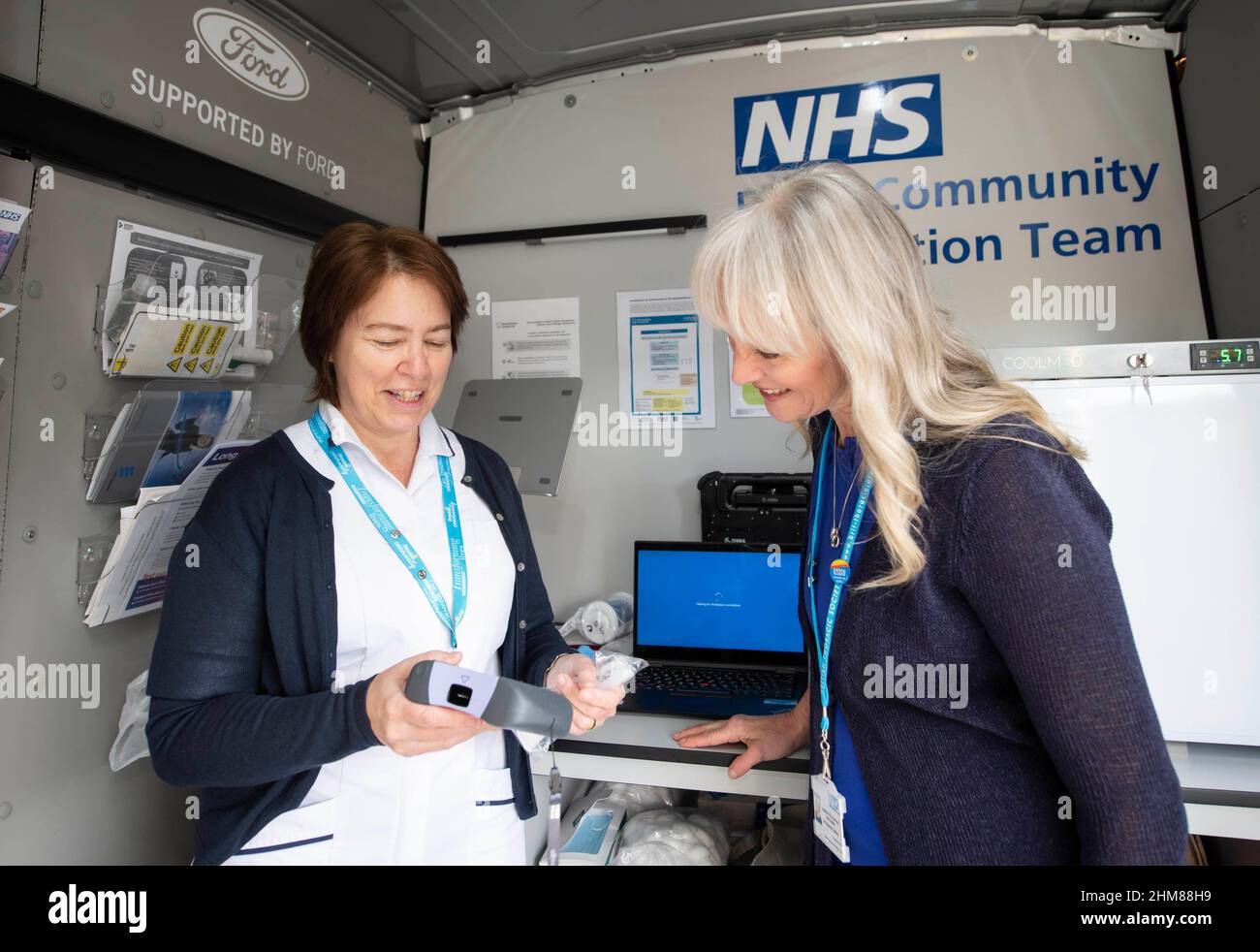 USAGE ÉDITORIAL SEULEMENT (de gauche à droite) Ruth Barlow, responsable de la santé et des soins de longue durée de la COVID, collaboration de la communauté du centre et du sud de l'Essex avec le Dr Sharon Hadley, responsable clinique des soins respiratoires primaires pour la santé et les soins du centre et du sud de l'Essex dans une fourgonnette de transport Ford sur mesure, En tant que constructeur automobile, il collabore avec le NHS d'Essex pour fournir des tests de spirométrie qui mesurent la capacité pulmonaire des personnes à risque de longue COVID. Date de publication : le mardi 8 février 2022. La clinique mobile a été conçue pour aider les résidents du comté qui peuvent avoir des problèmes de mobilité, des barrières linguistiques ou vivre dans des régions rurales. Le nouveau service Banque D'Images
