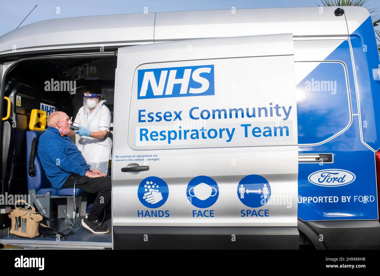 UTILISATION ÉDITORIALE SEULEMENT (de gauche à droite) Mick Purdy, 74 ans, reçoit un test de spirométrie dans une fourgonnette sur mesure Ford Transit par Ruth Barlow, physio et responsable COVID long, Mid and South Essex Community Collaborative, En tant que constructeur automobile, il collabore avec le NHS d'Essex pour fournir des tests de spirométrie qui mesurent la capacité pulmonaire des personnes à risque de longue COVID. Date de publication : le mardi 8 février 2022. La clinique mobile a été conçue pour aider les résidents du comté qui peuvent avoir des problèmes de mobilité, des barrières linguistiques ou vivre dans des régions rurales. Le nouveau service fait suite au lancement pilote de la fourgonnette VAX de Ford Transit, Banque D'Images