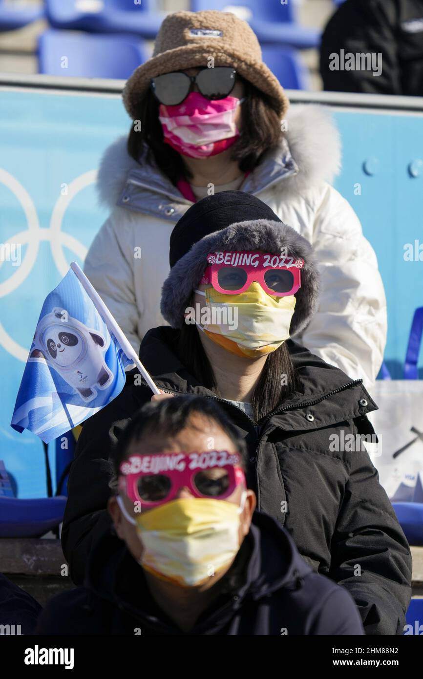 Pékin, Chine. 08th févr. 2022. Des spectateurs assistent à la finale Freeski Big Air des femmes de ski acrobatique olympique au site Shougang des Jeux Olympiques d'hiver de Beijing 2022, le mardi 8 février 2022. Photo de Paul Hanna/UPI crédit: UPI/Alay Live News Banque D'Images