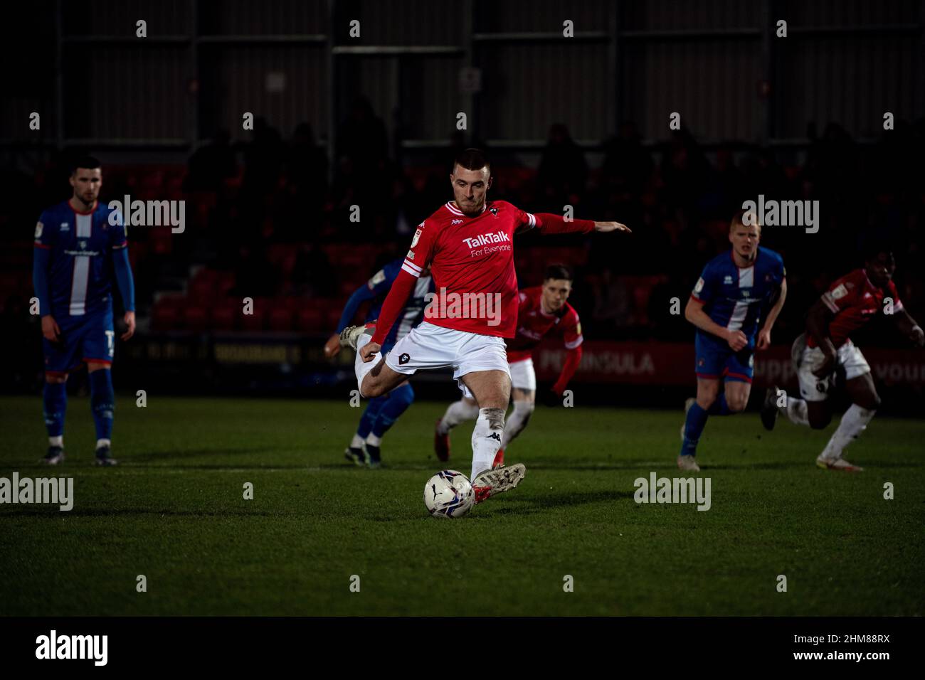 Ryan Watson marque son premier but pour Salford. Salford City 2-1 Carlisle United 1/2/22. Stade Peninsula, Salford. Banque D'Images