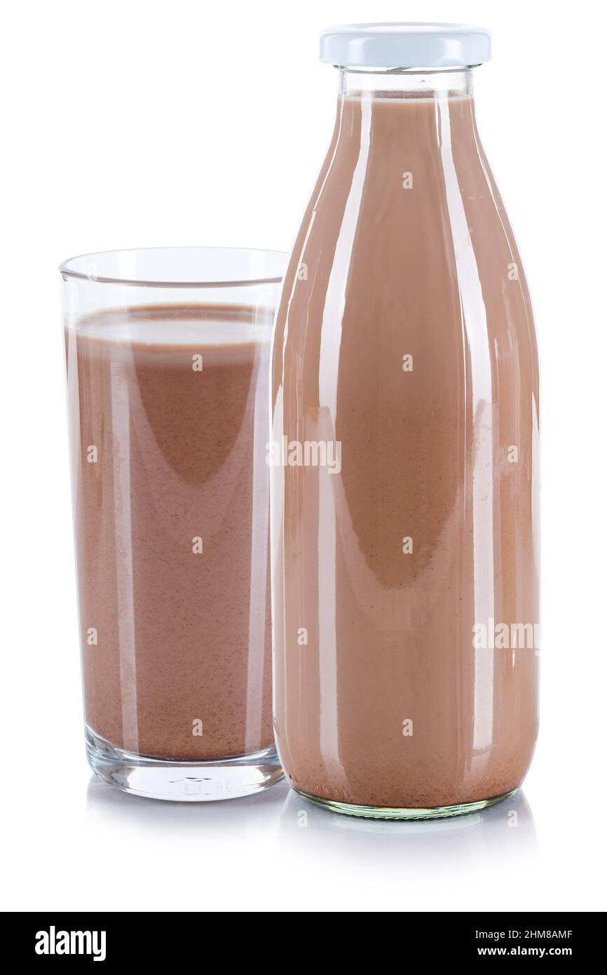 Verre et bouteille de lait au chocolat frais isolés sur fond blanc Banque D'Images