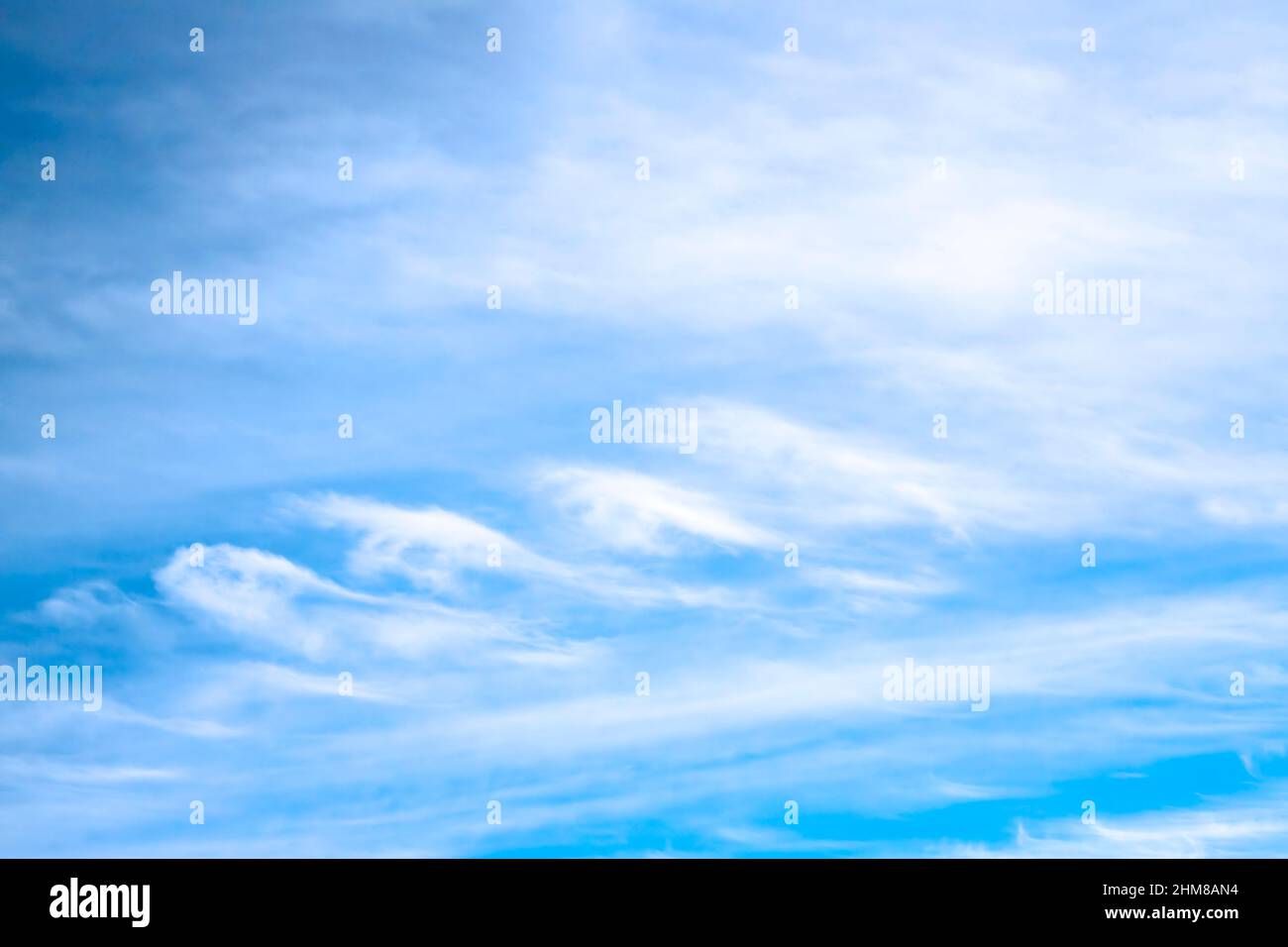 Le plus haut des 10 groupes de nuages, Cirrus sont nommés d'après le mot latin pour une serrure de cheveux. Ils sont formés par des cristaux de glace séparés en haut Banque D'Images