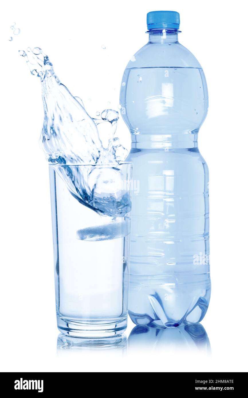 Bouteille en verre d'eau isolée sur fond blanc Banque D'Images