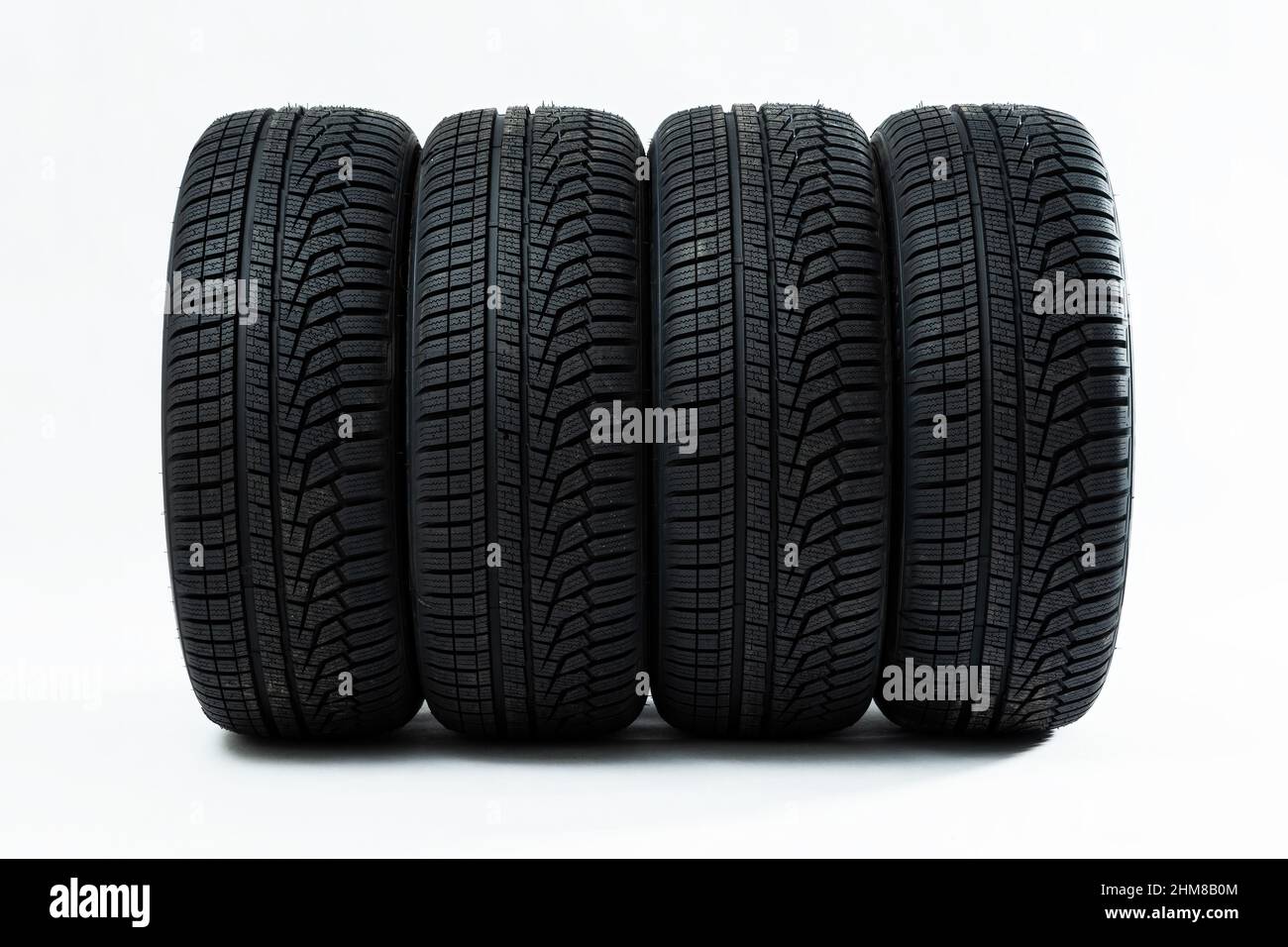 Pneus d'hiver avec surface d'adhérence structurée en ligne Banque D'Images