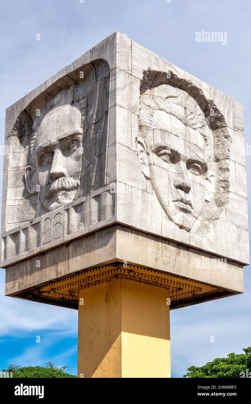 Sculpture cubiste en marbre blanc dans une fontaine honorant Jose Marti et Abel Santamaria, Santiago de Cuba, Cuba Banque D'Images Sculpture cubiste en marbre blanc dans une fontaine honorant Jose Marti et Abel Santamaria, Santiago de Cuba, Cuba Banque D'Images