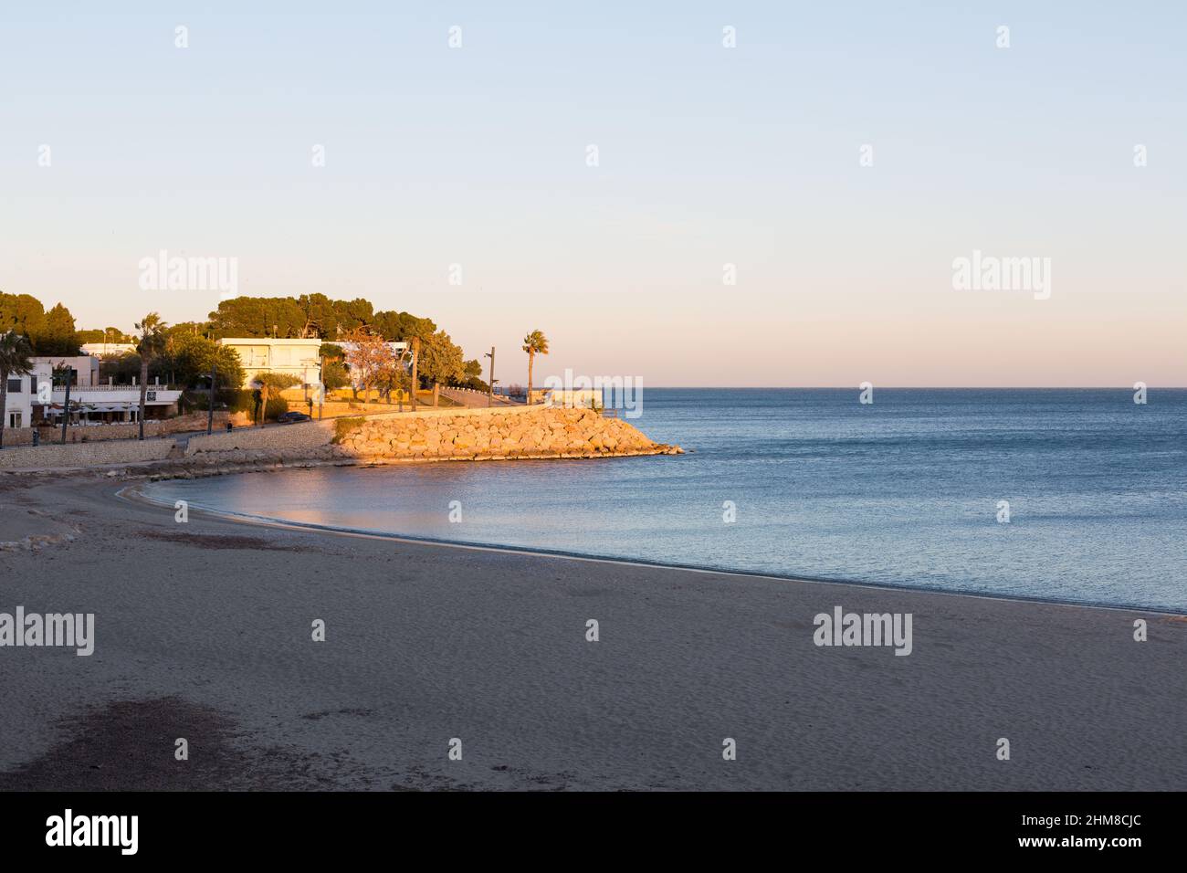 Plage tranquille et isolée en hiver dans la mer Méditerranée Banque D'Images