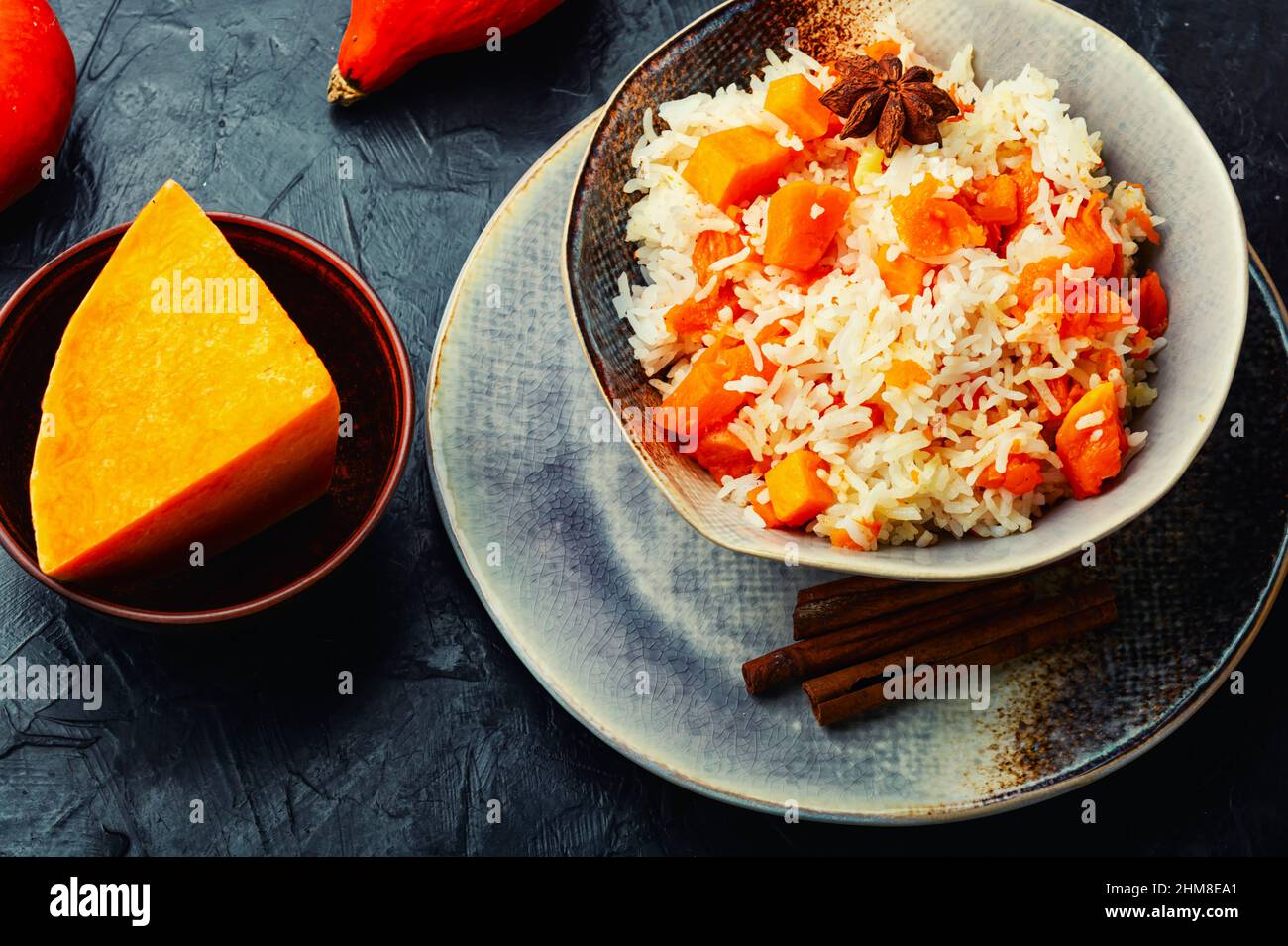 Riz à la citrouille parfumée et juteuse.Pilaf de légumes Banque D'Images