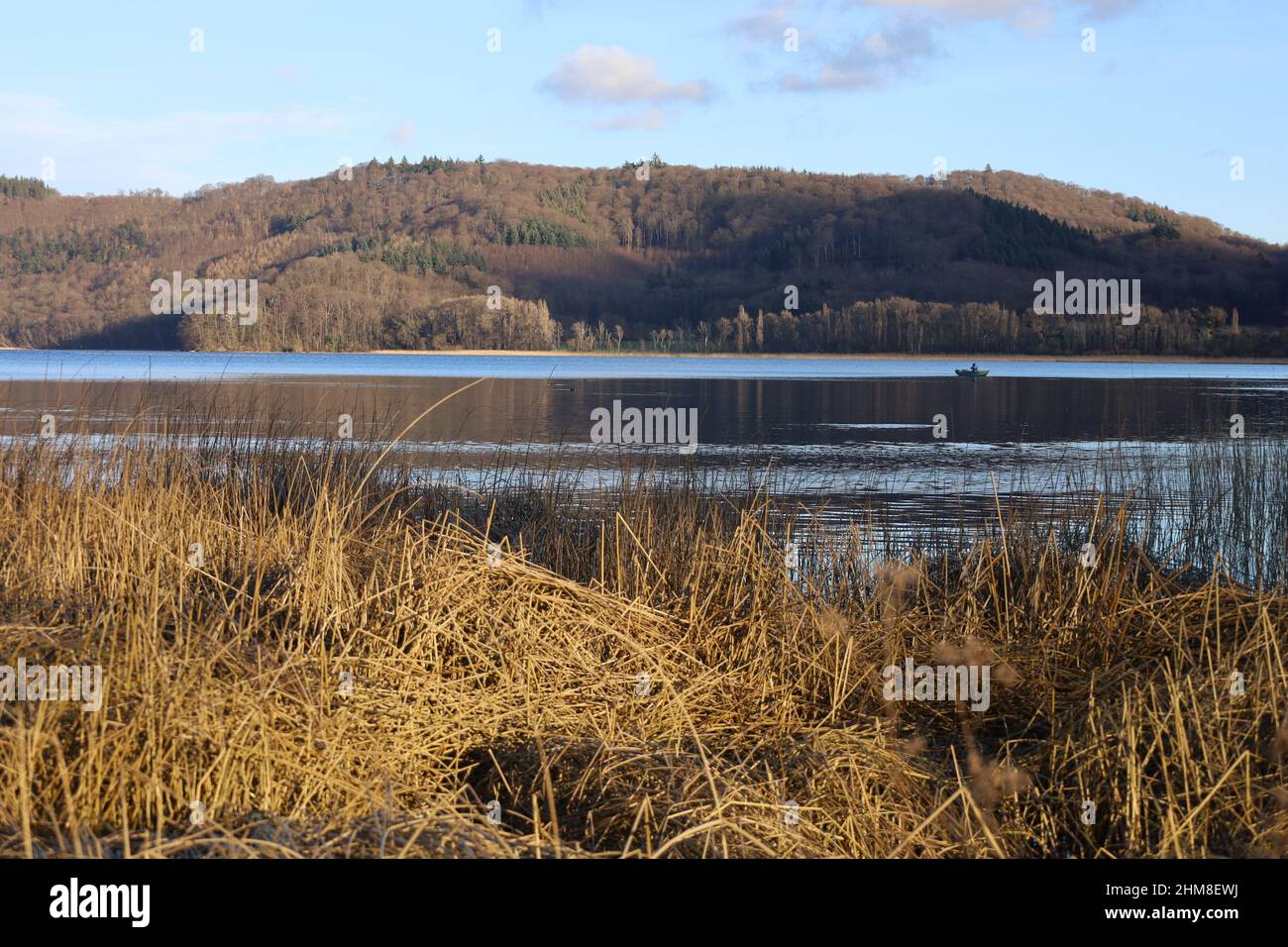 Maria Laach, Laacher See, Allemagne, février 2022, vue sur le lac juste avant le coucher du soleil dans la belle lumière du soleil et le temps avec ciel bleu Banque D'Images