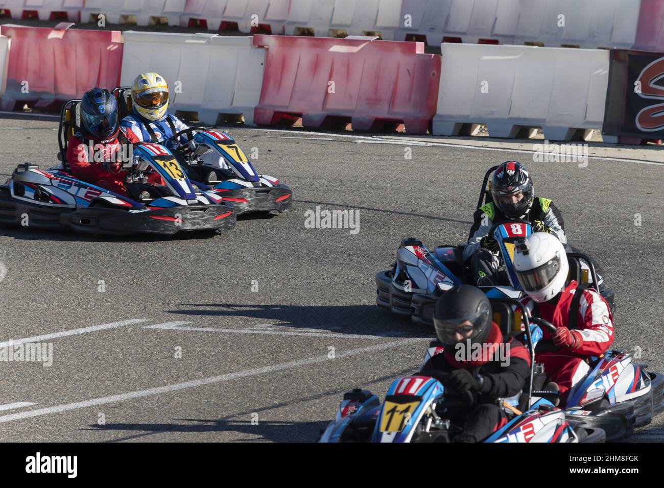 Karting de course pour garçons sur circuit de karting, Tolède, Espagne Banque D'Images