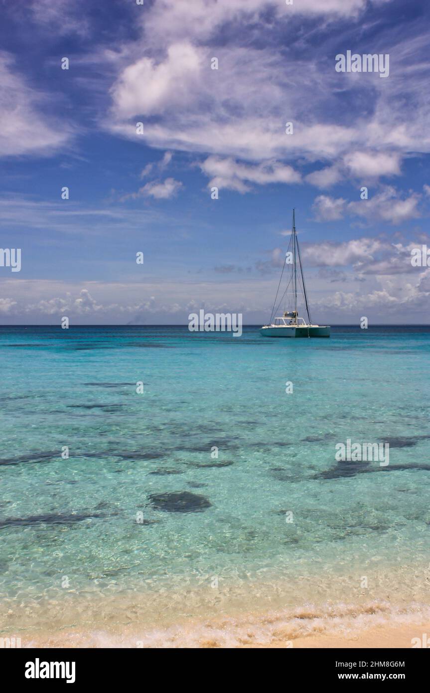 Un catamaran dans les eaux turquoises de la mer des caraïbes, emplacement magnifique comme bacardi sentiment Banque D'Images
