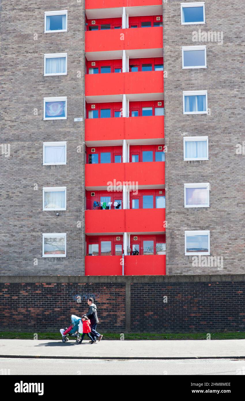 Homme avec poussette et jeune enfant par appartements en bloc à Hull, Yorkshire, Angleterre, Royaume-Uni Banque D'Images