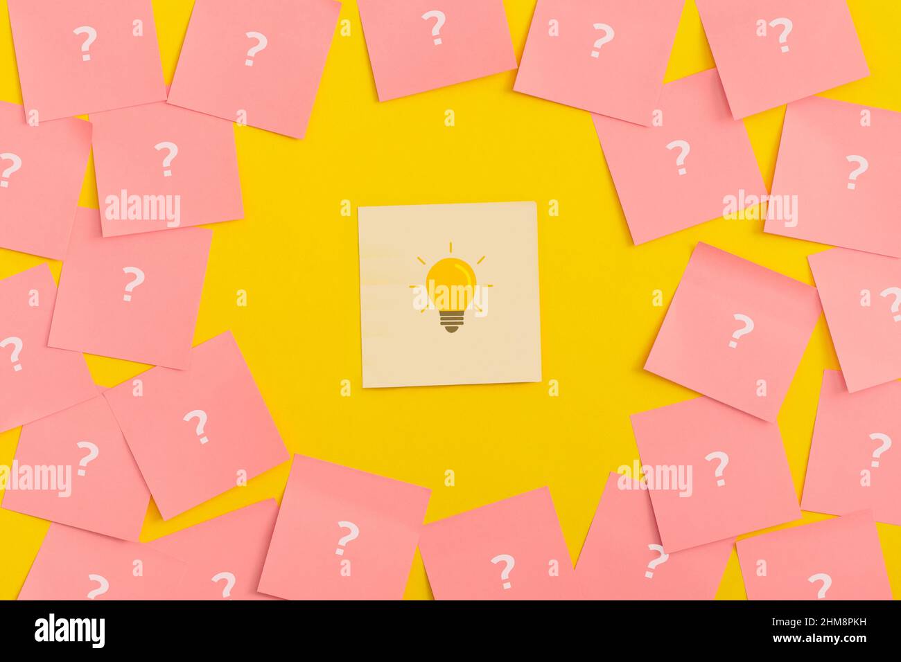 Notes adhésives sur fond jaune.Point d'interrogation. Banque D'Images