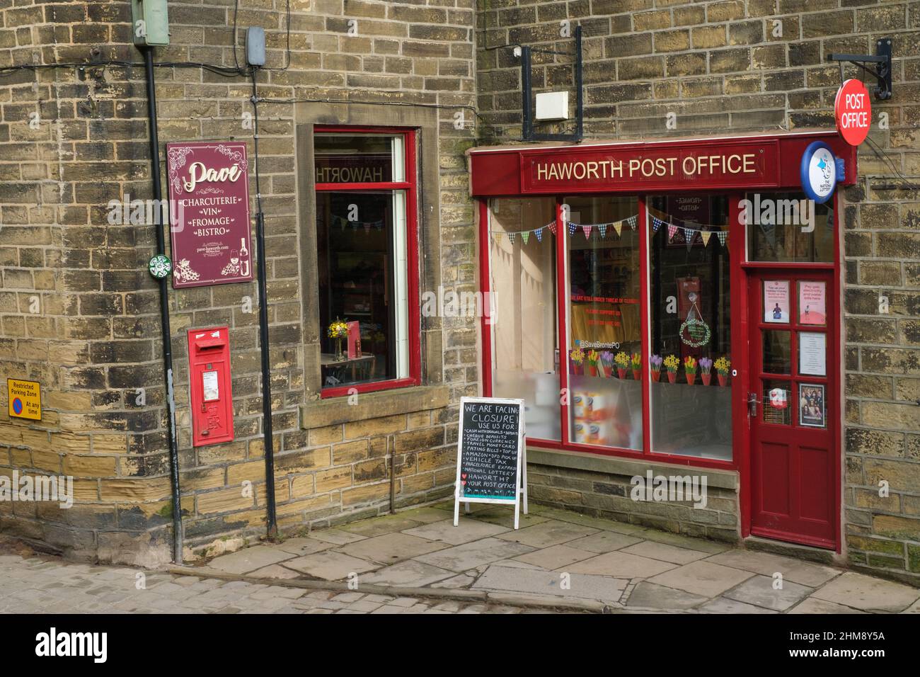 Haworth, Royaume-Uni: Bureau de poste de Howarth sur la rue principale à Howarth, West Yorkshire attire des touristes du monde entier en raison de ses connexions à t Banque D'Images