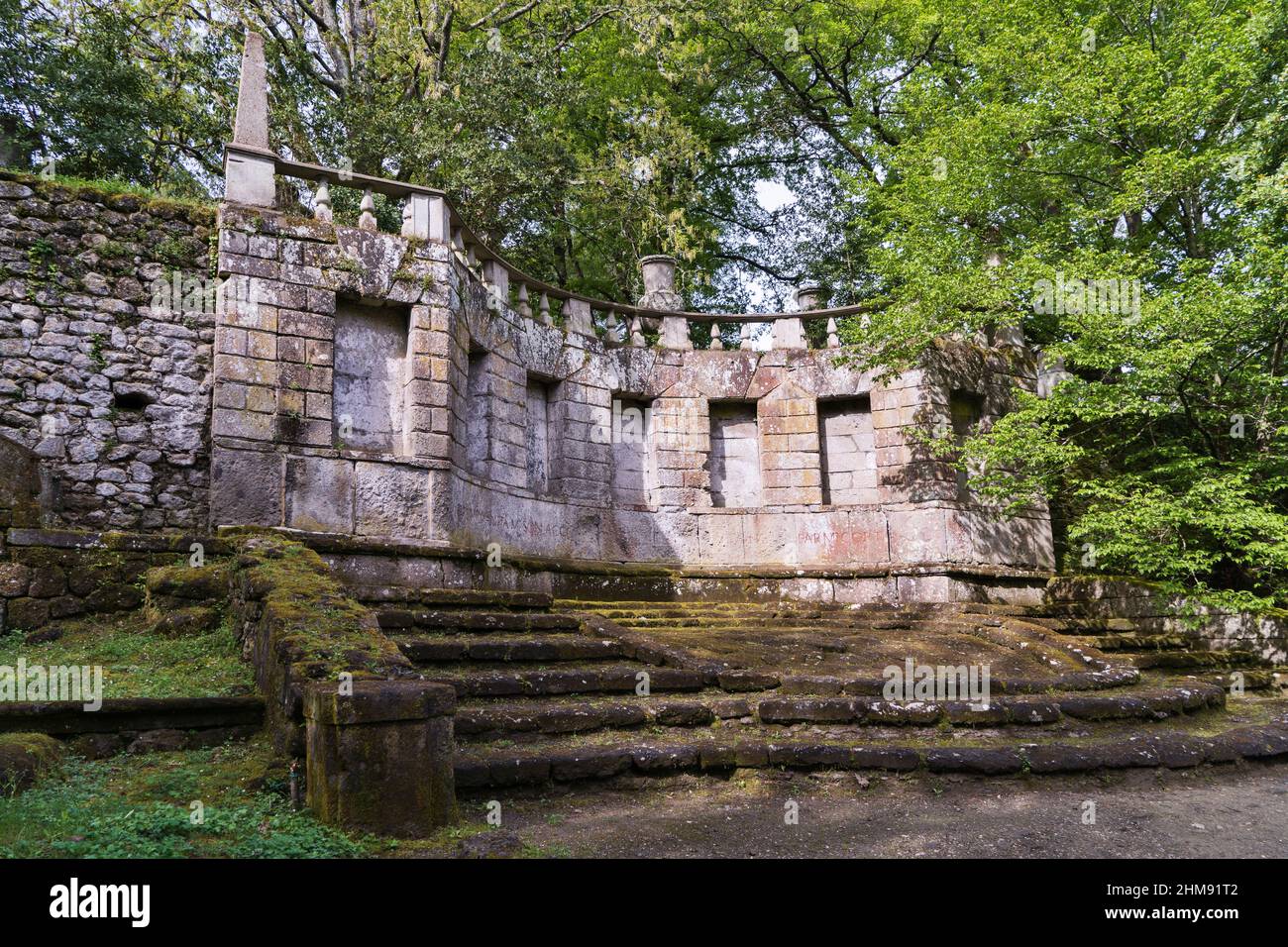 Théâtre avec des obélisks, le Sacro Bosco, bosquet sacré appelé familièrement Parc des Monstres, XVI siècle, Parco dei Mostri en italien, Bomarzo, Lazi Banque D'Images