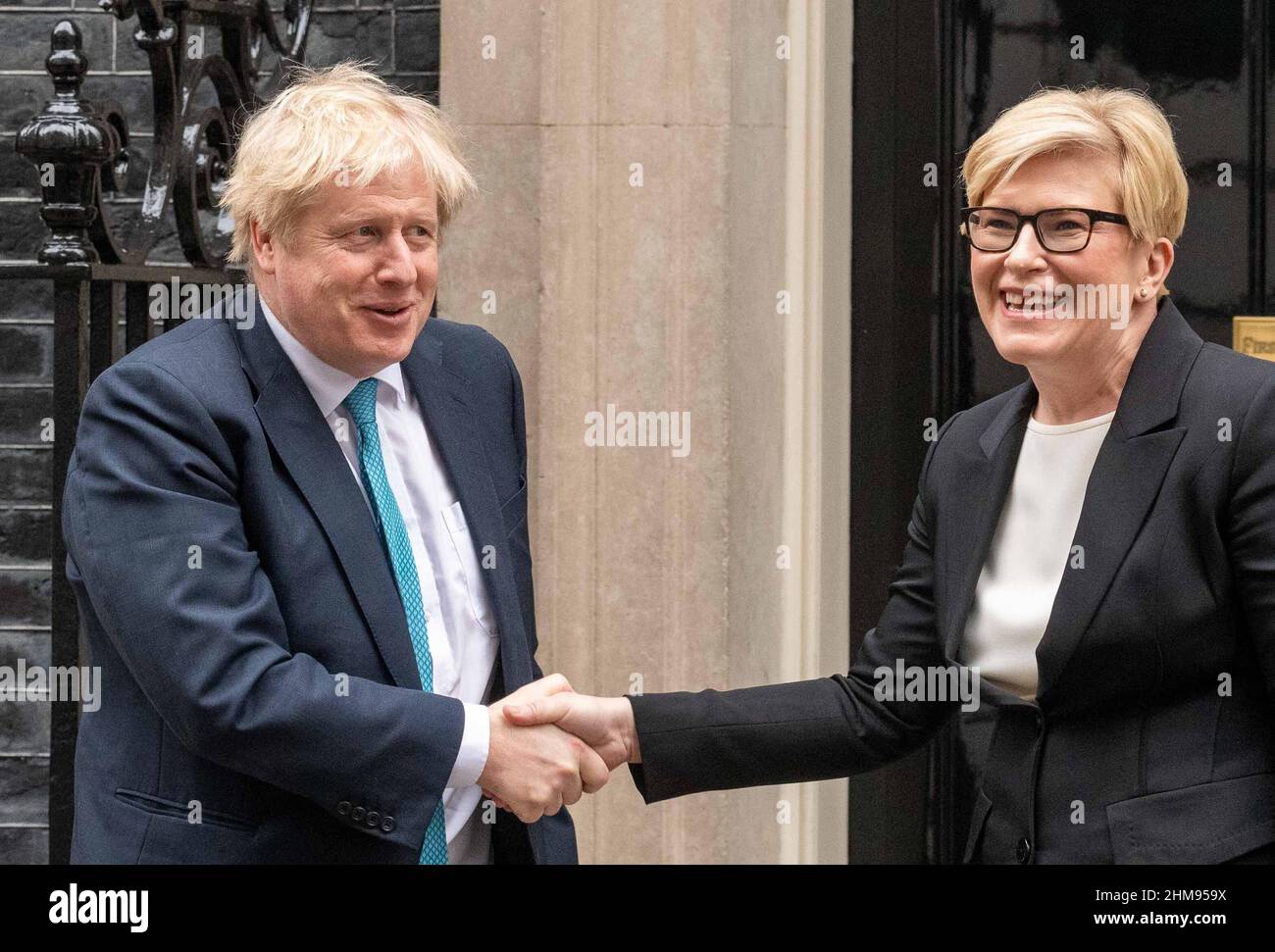 Londres, Royaume-Uni. 8th févr. 2022. Boris Johnson, député, Premier ministre, rencontre Ingrida Šimonytė, Premier ministre de Lituanie, pour des discussions sur la situation sécuritaire en Europe au milieu des tensions provoquées par l'accumulation militaire de la Russie le long des frontières avec l'Ukraine et le Belarus Credit: Ian Davidson/Alay Live News Banque D'Images