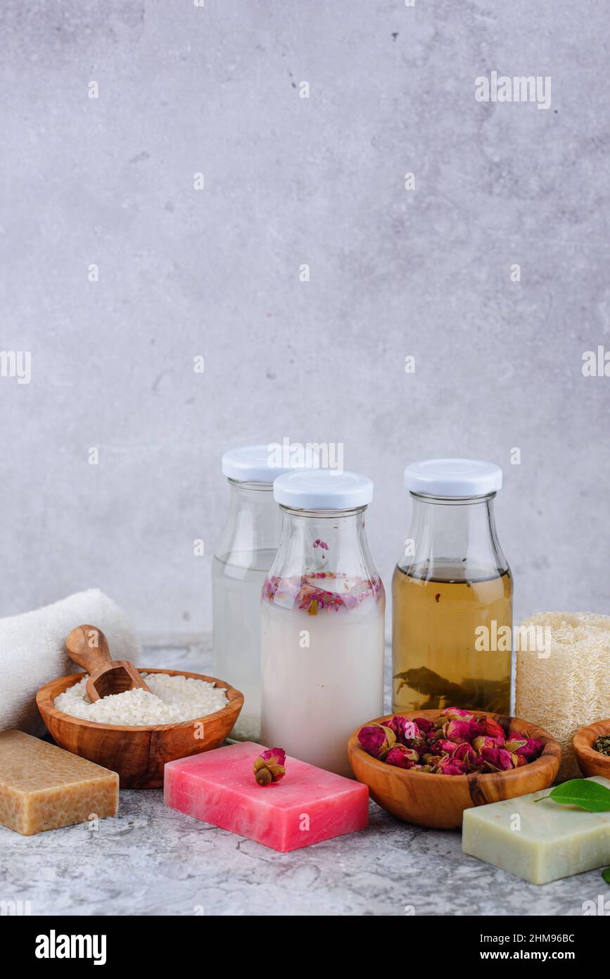 Cosmétiques fermentés à base de riz, de rose et de thé vert Banque D'Images