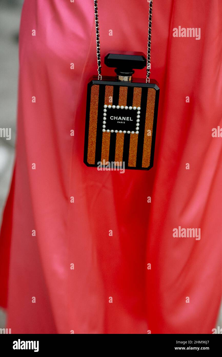 Street style, gros plan au salon Schiaparelli Printemps été 2022 haute Couture, qui s'est tenu au petit Palais, Paris, France, le 24th janvier 2022. Photo de Marie-Paola Bertrand-Hillion/ABACAPRESS.COM Banque D'Images