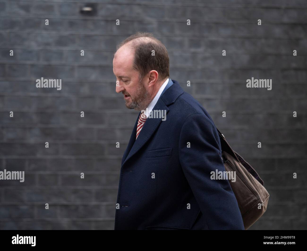 Downing Street, Londres, Royaume-Uni. 8th févr. 2022. Guto Harri, ancien radiodiffuseur et nouveau directeur des communications de Downing Street, arrive au n° 10 avant la réunion hebdomadaire du Cabinet. Crédit : Malcolm Park/Alay Live News Banque D'Images