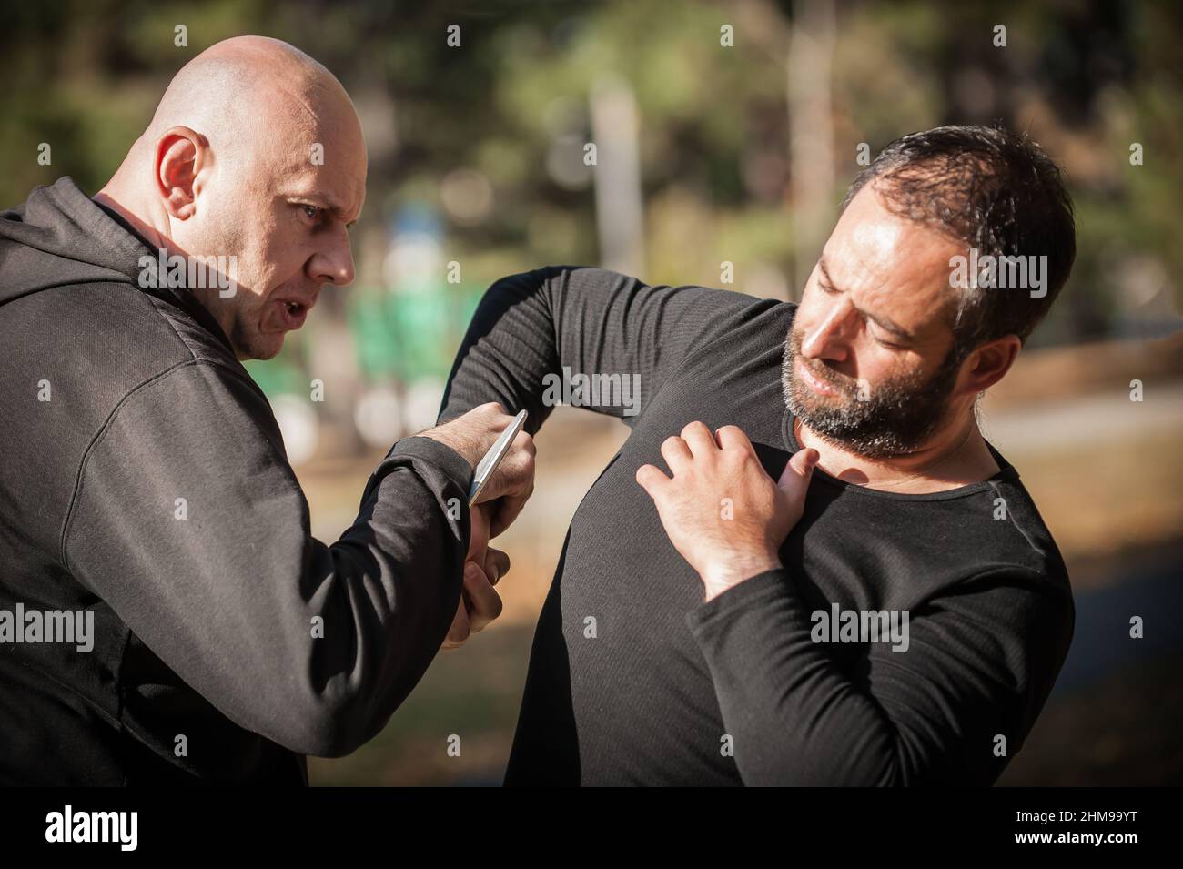 Menace de couteau.L'instructeur de Kapap démontre la technique de désarmement d'auto-défense des arts martiaux contre l'attaque au couteau.Formation de désarmement des armes.Démonstration Banque D'Images