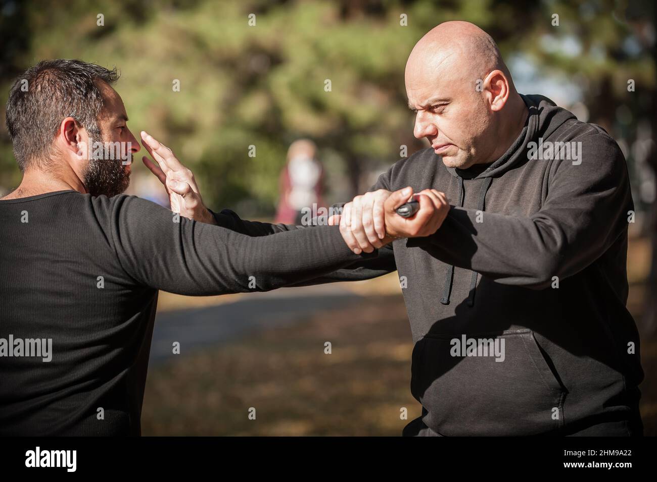 Menace de couteau.L'instructeur de Kapap démontre la technique de désarmement d'auto-défense des arts martiaux contre l'attaque au couteau.Formation de désarmement des armes.Démonstration Banque D'Images