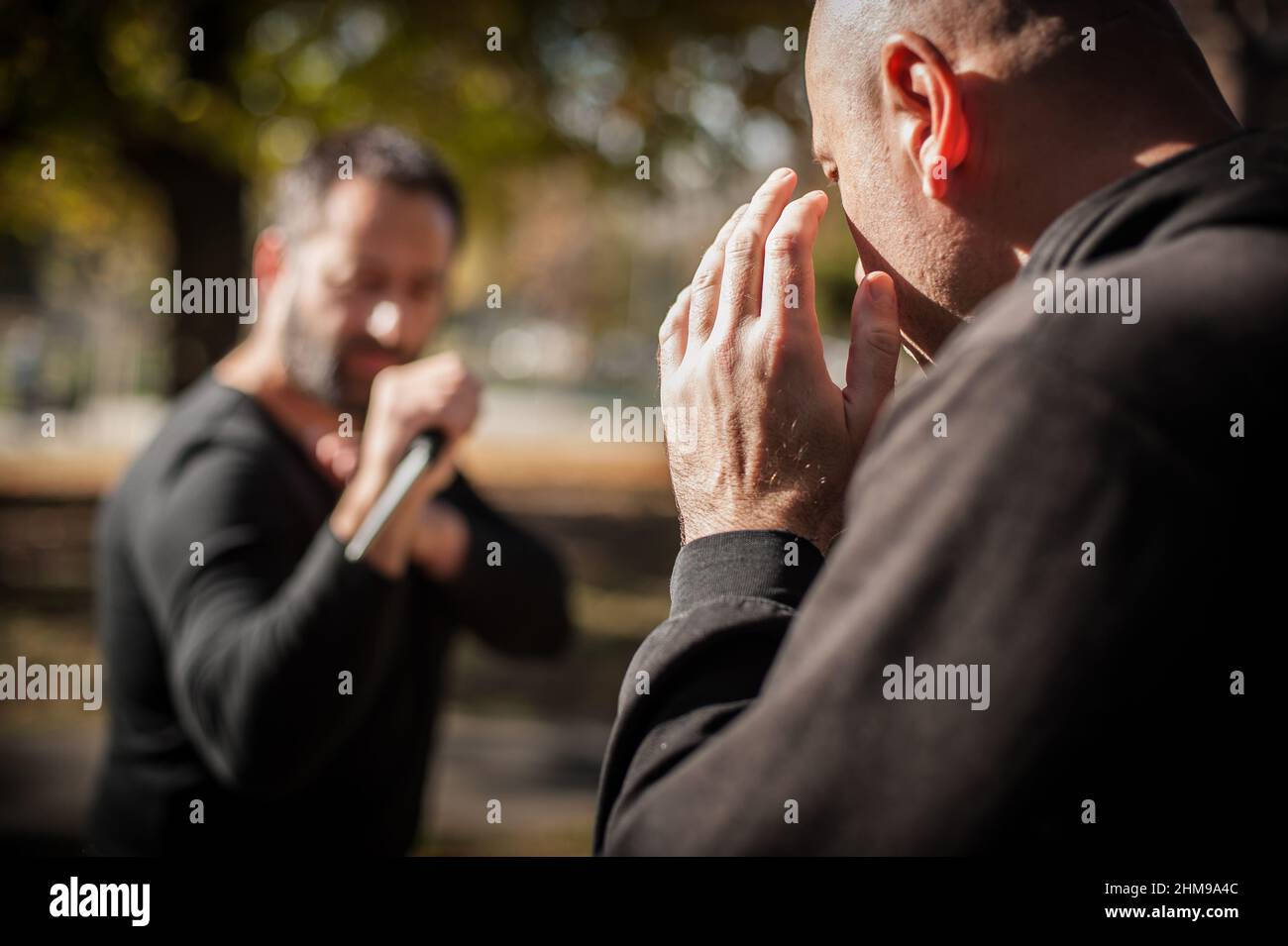 Menace de couteau.L'instructeur de Kapap démontre la technique de désarmement d'auto-défense des arts martiaux contre l'attaque au couteau.Formation de désarmement des armes.Démonstration Banque D'Images