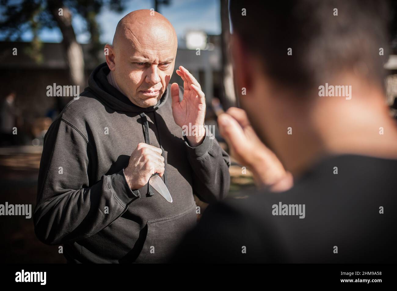 Menace de couteau.L'instructeur de Kapap démontre la technique de désarmement d'auto-défense des arts martiaux contre l'attaque au couteau.Formation de désarmement des armes.Démonstration Banque D'Images
