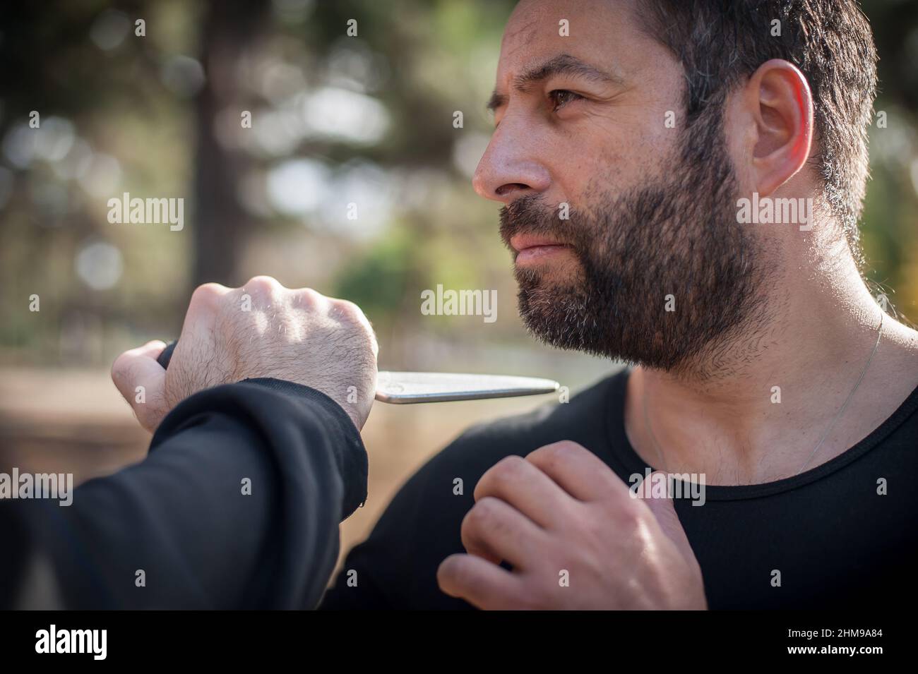 Menace de couteau.L'instructeur de Kapap démontre la technique de désarmement d'auto-défense des arts martiaux contre l'attaque au couteau.Formation de désarmement des armes.Démonstration Banque D'Images