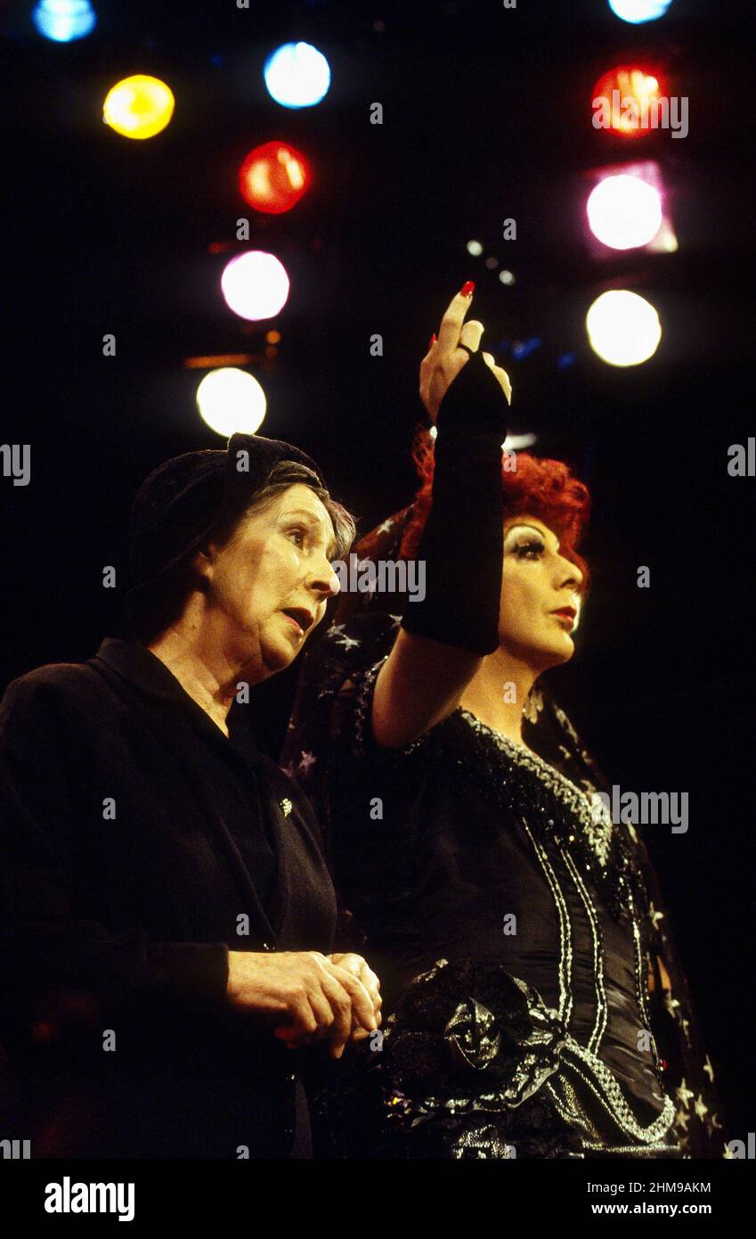 l-r: Elizabeth Kelly, Regina Fong in ELEGIES FOR ANGELS, PUNKS AND RAGING QUEENS au Criterion Theatre, Londres SW1 17/06/1993 une production de King's Head 1992 écrit et réalisé par Bill Russell Music: Janet Hood costumes: Tim Heywood Banque D'Images