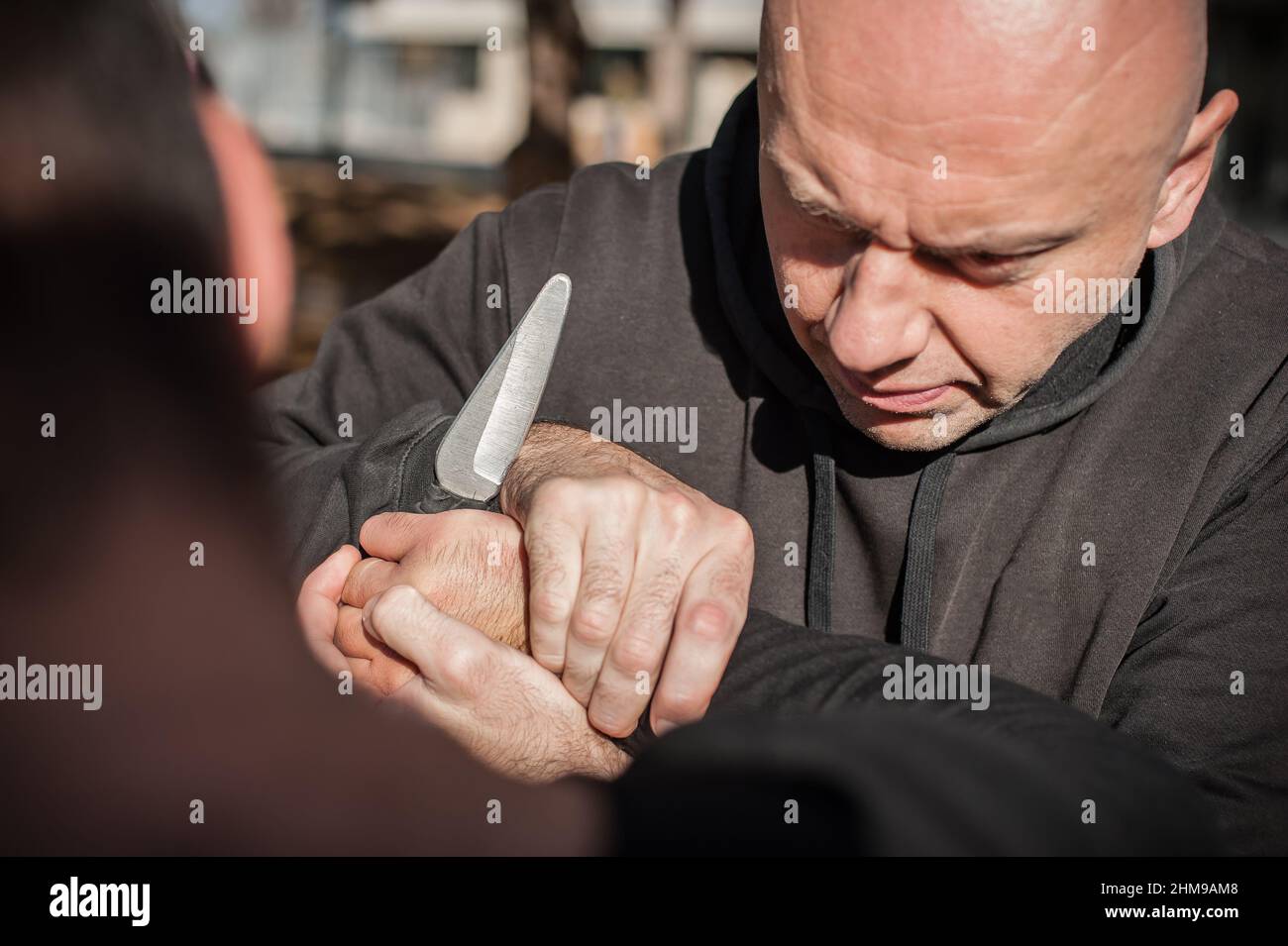 Menace de couteau.L'instructeur de Kapap démontre la technique de désarmement d'auto-défense des arts martiaux contre l'attaque au couteau.Formation de désarmement des armes.Démonstration Banque D'Images