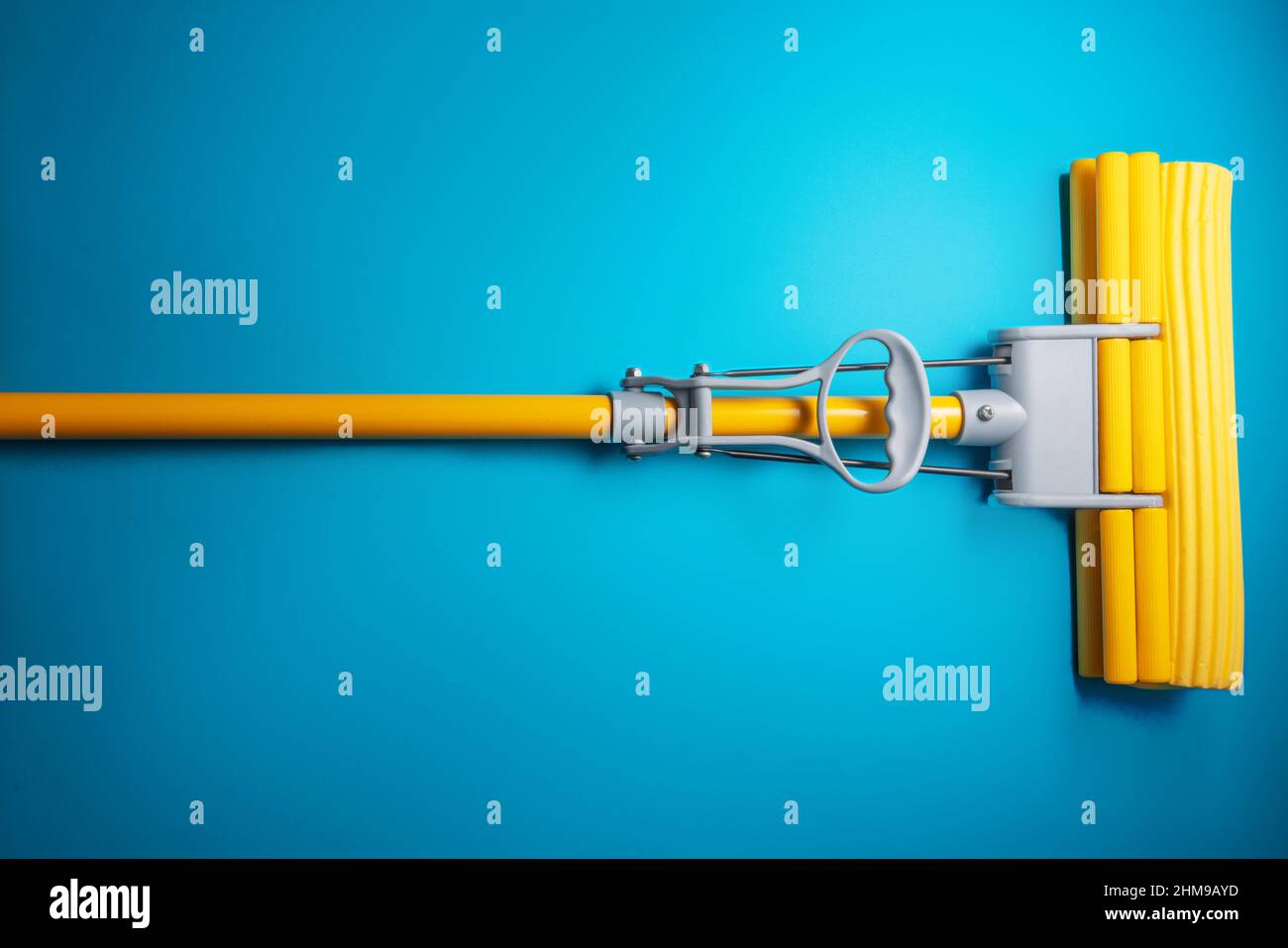 Balai de nettoyage mural jaune isolé, outils de nettoyage de maison Banque D'Images