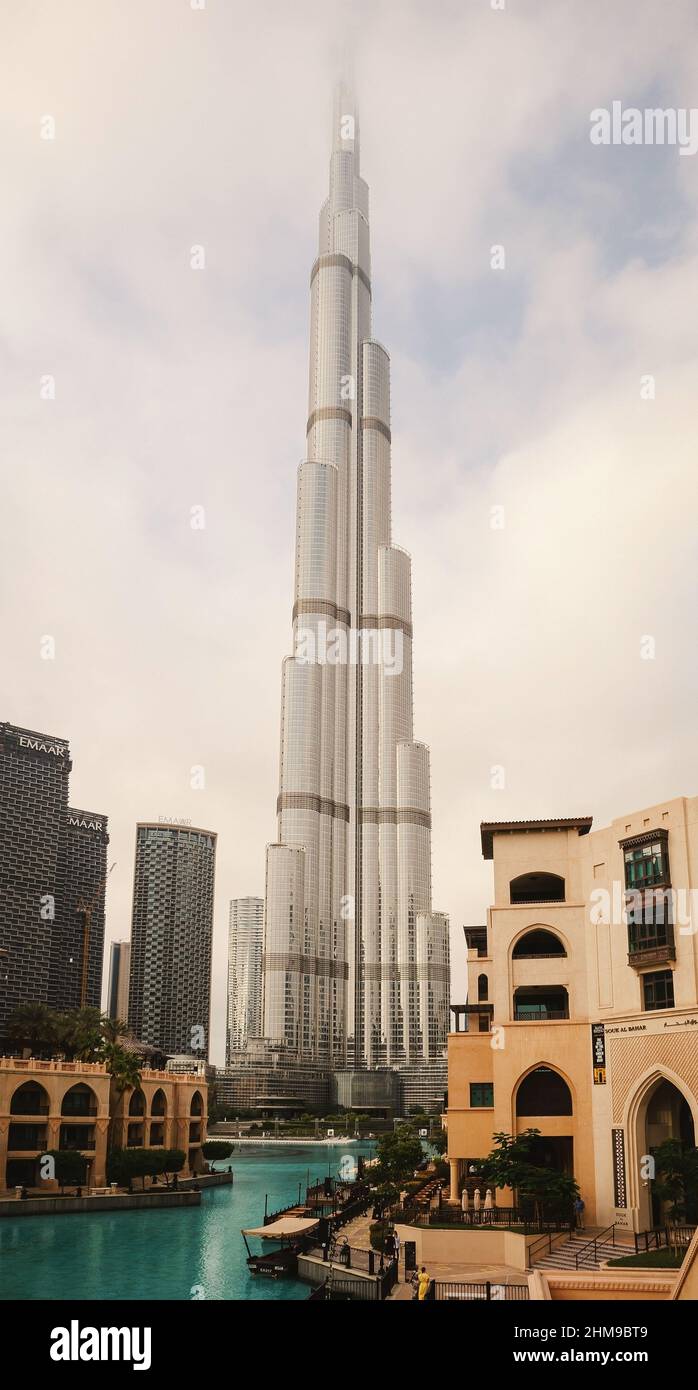 Dubaï, Émirats arabes Unis - 19 janvier 2022 : détails du magnifique et futuriste bâtiment Burj Khalifa, pendant la journée. Banque D'Images