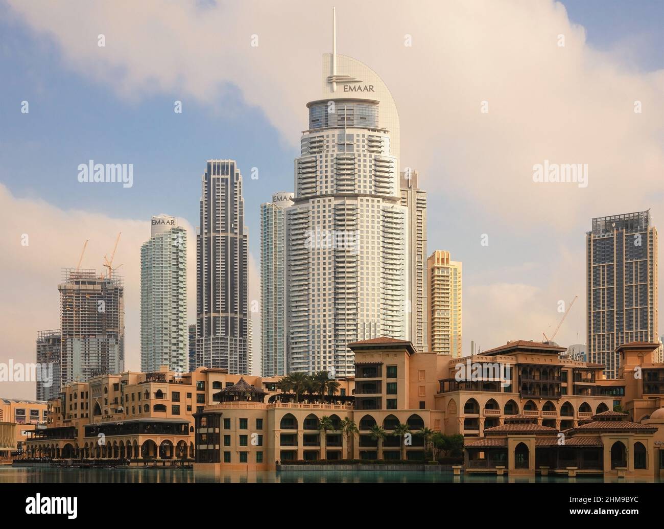 Dubaï, Émirats arabes Unis - 19 janvier 2022 : gratte-ciel de Burj Khalifa pendant la journée. Banque D'Images