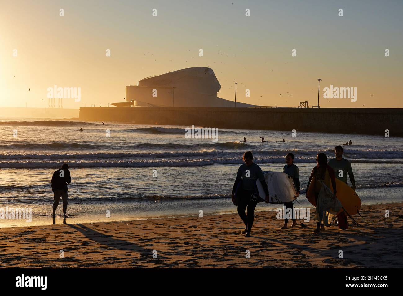 Matosinhos, Portugal. 07th févr. 2022. Un groupe de surfeurs transportant leurs planches de surf marche le long de la plage de Matosinhos.les gens surfent sur la plage de Matosinhos même pendant la pandémie de Covid-19. (Photo de Rita Franca/SOPA Images/Sipa USA) crédit: SIPA USA/Alay Live News Banque D'Images
