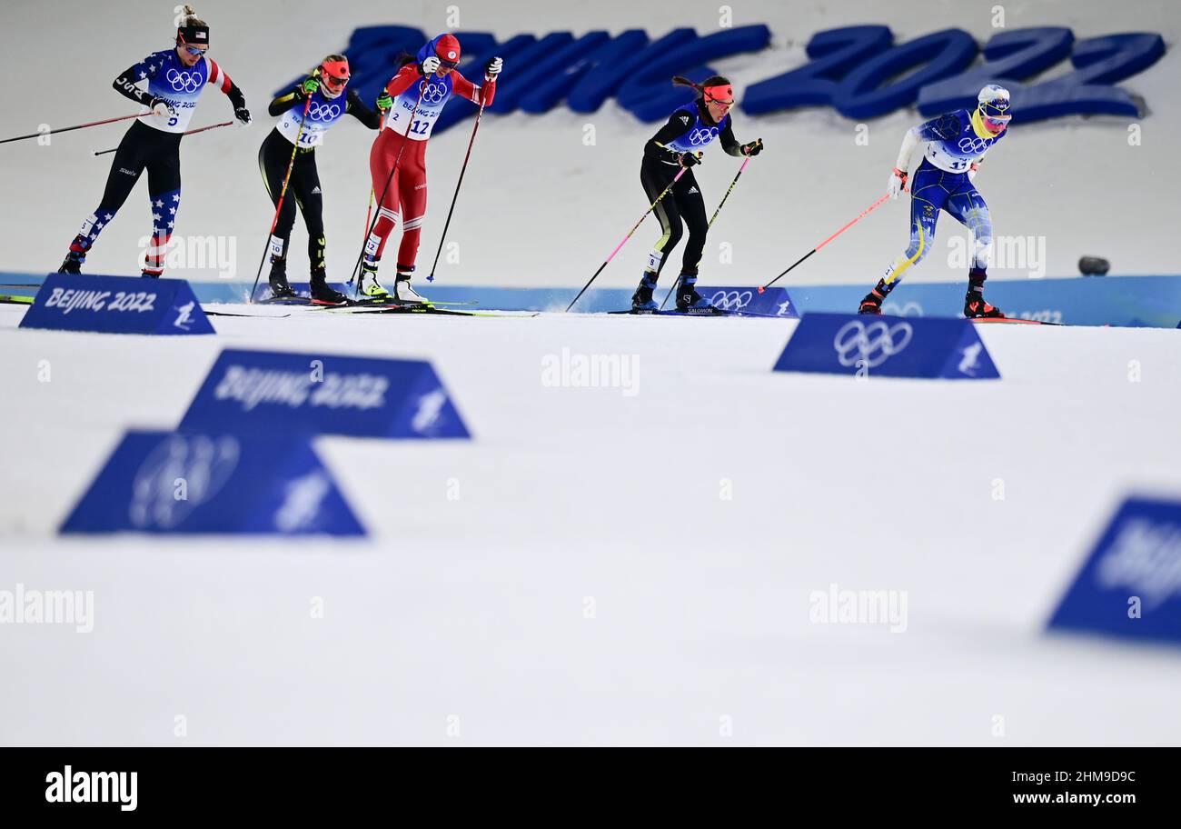 Zhangjiakou, province chinoise du Hebei. 8th févr. 2022. Jessie Diggins des États-Unis, Victoria Carl de l'Allemagne, Veronika Stepanova du ROC, Sofie Krehl de l'Allemagne et Emma Ribom de Suède (de gauche à droite) concourent pendant le sprint de ski de fond féminin semi-fin gratuit des Jeux Olympiques d'hiver de Beijing 2022 au Centre national de ski de fond de Zhangjiakou à Zhangjiakou, province de Hebei en chine du nord, 8 février 2022. Credit: Zhang Hongxiang/Xinhua/Alamy Live News Banque D'Images