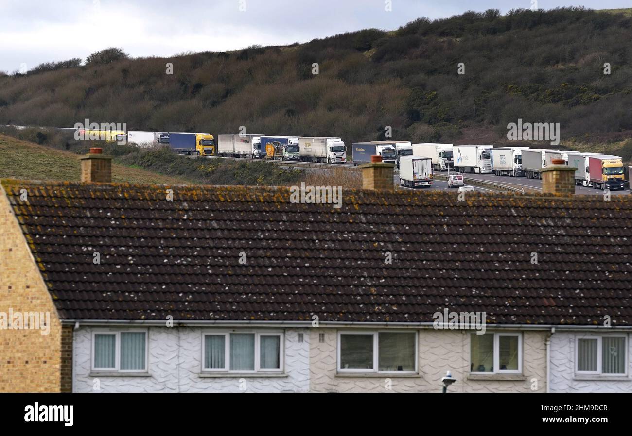 Des camions sont en file d'attente pour le port de Douvres dans le Kent, car le ROBINET de Douvres est appliqué en raison du volume élevé de camions qui attendent de traverser la Manche. Douvres TAP est un système de gestion temporaire du trafic qui met en file d'attente les camions à destination des ports sur la voie (gauche) du A20 pour éviter que Douvres ne soit congestionnée et contribue à améliorer la qualité de l'air. Date de la photo: Mardi 8 février 2022. Banque D'Images