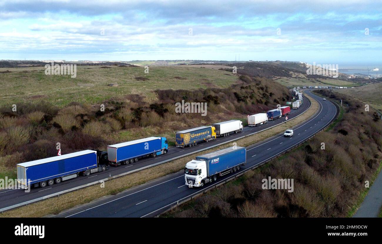 Des camions sont en file d'attente pour le port de Douvres dans le Kent, car le ROBINET de Douvres est appliqué en raison du volume élevé de camions qui attendent de traverser la Manche. Douvres TAP est un système de gestion temporaire du trafic qui met en file d'attente les camions à destination des ports sur la voie (gauche) du A20 pour éviter que Douvres ne soit congestionnée et contribue à améliorer la qualité de l'air. Date de la photo: Mardi 8 février 2022. Banque D'Images