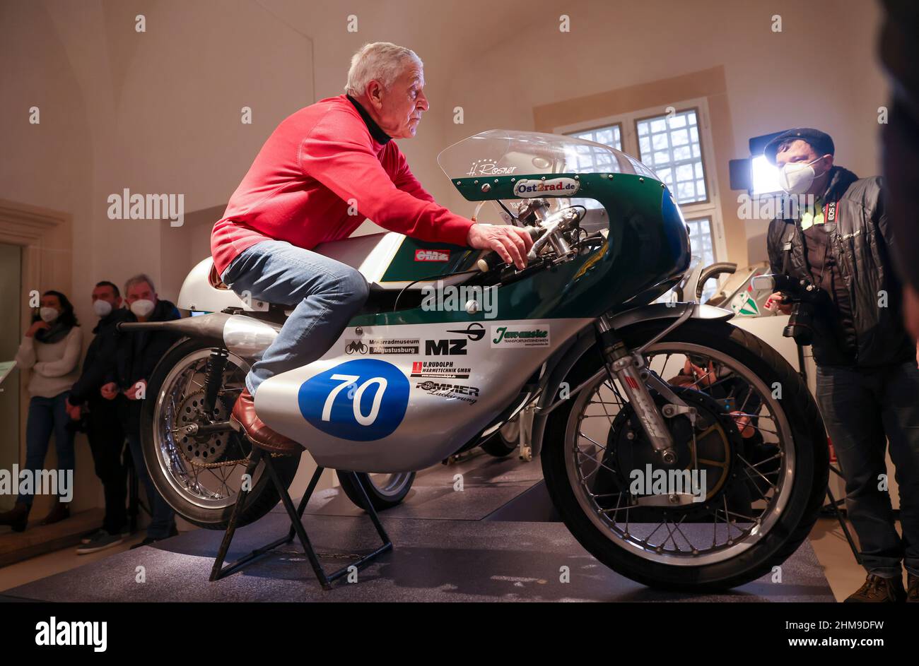 08 février 2022, Saxe, Augustusburg: Heinz Rosner, ancien coureur de moto  et pilote d'usine MZ, siège sur le MZ 300 il a roulé à la troisième place  dans le championnat du monde